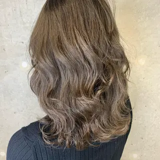 ロング カラー 梅本 有希のヘアスタイル