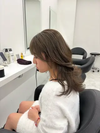 セミロング カラー 抜け感レイヤー︴ ニュアンスカラーのヘアスタイル