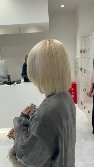 ミディアム カラー ヘアアレンジ ウルフカット×ハイ トーン職人🤍ゆうひのヘアスタイル