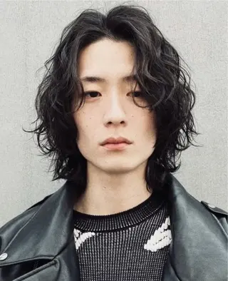 ミディアム パーマ メンズ 中谷海里/フェザー パーマ/スパイキーのヘアスタイル