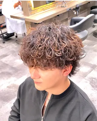 パーマ メンズ シャドウ/フェザー 朝崎倭斗のヘアスタイル