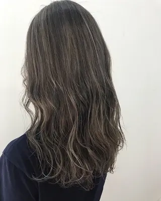 ミディアム カラー レイヤーカット 西村あきやのヘアスタイル