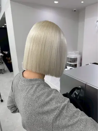 ショート カラー 新宿/艶髪ハイトーン KEIKO🩷のヘアスタイル