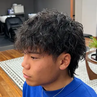 ミディアム パーマ メンズ メンズカット✂️ スキンフェード伊藤陸のヘアスタイル