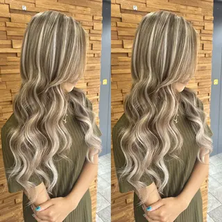 ロング RIEブリーチ& エクステ特化型のヘアスタイル