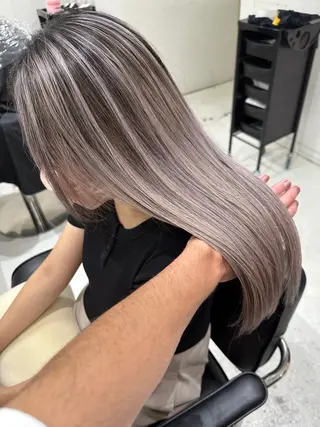 カラー 🩵HOLLY🩵 ブリーチ🩵カレンのヘアスタイル