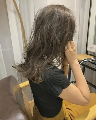 ミディアム カラー ネイル ハイトーンボブ 前田 表参道　グレージュのヘアスタイル