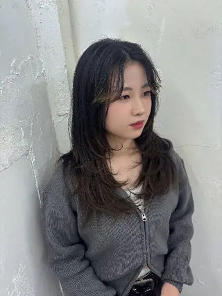 カラー セミロング ベルグロー アルファのヘアスタイル