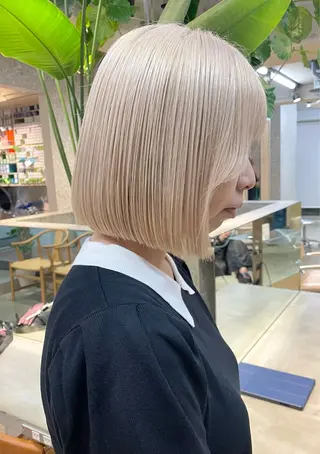 ショート ハイトーン💎 ホワイトベージュ坪谷のヘアスタイル