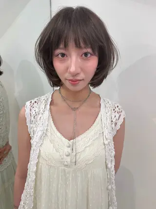 ショート カラー TATSUハイトーン ミルクティーベージュのヘアスタイル