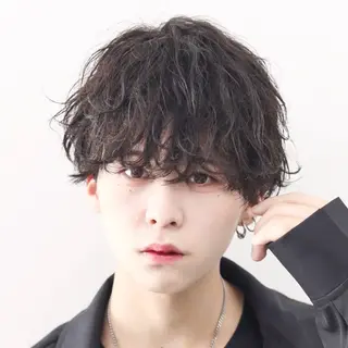 ミディアム カラー パーマ メンズ 🔥メンズ極🔥韓国 シャドウ/波巻き柿崎のヘアスタイル
