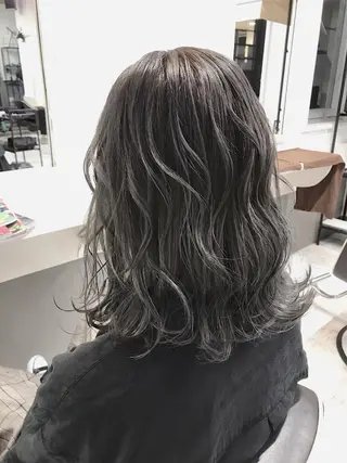 ミディアム カラー lani ブリーチ /ダブルカラーのヘアスタイル
