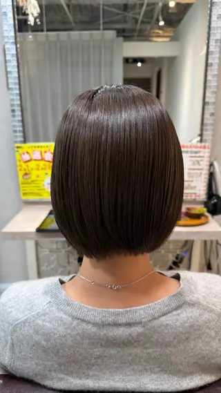 ショート カラー 黒井 瑠菜のヘアスタイル