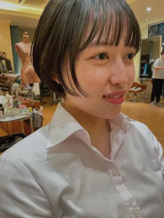 ショート 白髪ぼかしハイライト 脱白髪染めのヘアスタイル