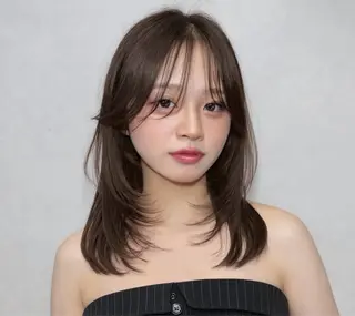 ミディアム レイヤー・カット モデル・透明感カラーのヘアスタイル