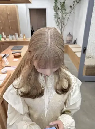 ロング レイヤー/顔周り ブリーチカラーのヘアスタイル