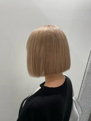 ショート 透明感ワンホン カラー🤍つぶら🤍のヘアスタイル