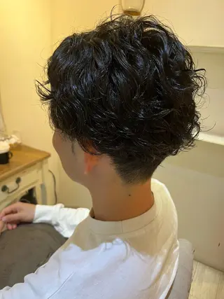 パーマ メンズ 髪質改善、パーマ 山崎純生のヘアスタイル