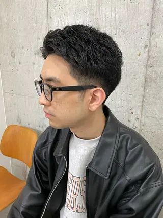 ショート メンズ センターパート/ニ ュアンスパーマのヘアスタイル