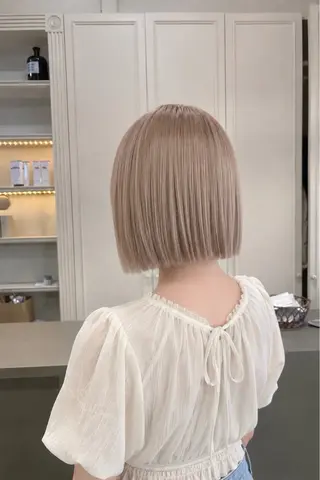 ショート カラー 髪質改善×ハイトーン レイヤー天神美容室のヘアスタイル