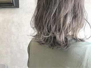 ミディアム カラー 顔周りレイヤーカット ブリーチminamiのヘアスタイル