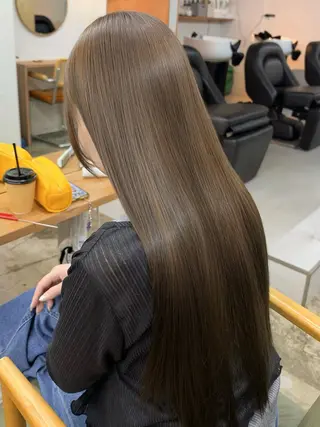 ロング カラー まさと透明感ベージュ カラーレイヤーカットのヘアスタイル