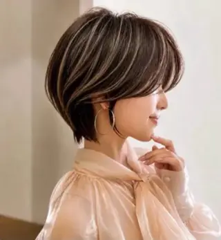 ショート ハイトーン /愛子のヘアスタイル