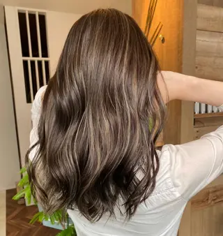 セミロング カラー 横尾 歩のヘアスタイル