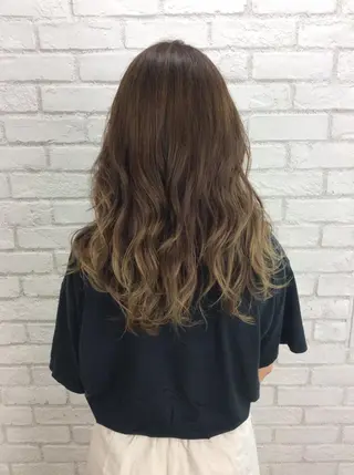 ロング カラー ミドウチ アヤカのヘアスタイル