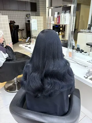 ロング 寒色/ベージュヘア ブリーチありMiOのヘアスタイル
