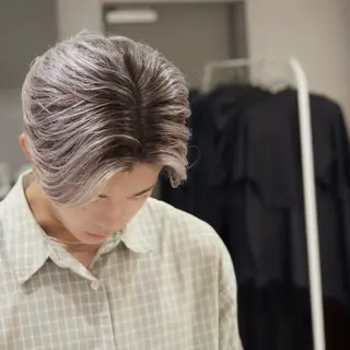 ミディアム カラー メンズ 🙀とーまぴ🌟渋谷 ハイトーンカラー🩵のヘアスタイル