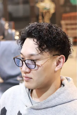 ミディアム パーマ メンズ 阿部 慈導のヘアスタイル