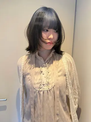 ショート カラー MIU/ルーツカラー 顔まわりレイヤーのヘアスタイル
