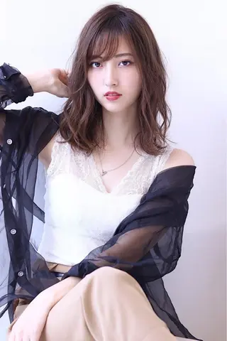 セミロング 傷ませにくいブリーチ 浦野優希のヘアスタイル