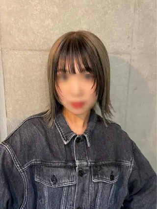 ミディアム ウルフカット レイヤーカットのヘアスタイル