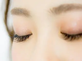 マツエク・マツパ レイヤーカット✖️ 柔らかベージュカラーのヘアスタイル