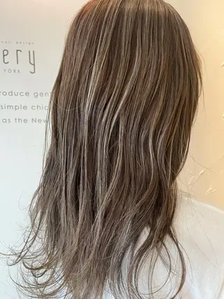 セミロング カラー Avery SHINのヘアスタイル