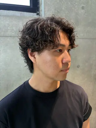 ミディアム パーマ メンズ ラフでキマる色気ヘア 鈴木教介👯‍♀️のヘアスタイル