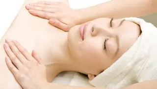 小顔・毛穴・たるみ ネイル 似内真樹のエステ・リラクイメージ