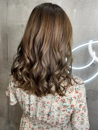 セミロング 推し活に可愛く艶モテ カラー/巻きキョウコのヘアスタイル