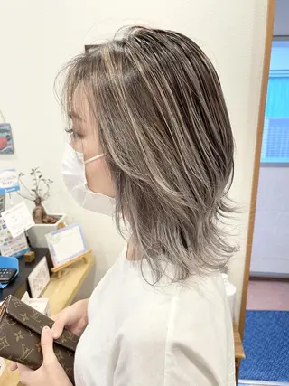 セミロング トレンドパーマ 加藤菜月のヘアスタイル
