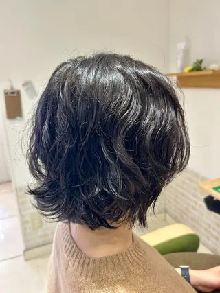 ショート パーマ ハイライトカラー レイヤーカットのヘアスタイル
