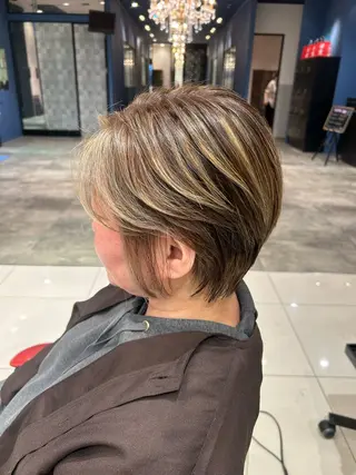 ショート 海外カラー白髪ぼかし ティファニーサユリのヘアスタイル