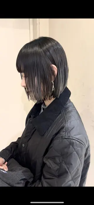 ショート qiie ワンカラー 黒染め　白髪染めのヘアスタイル