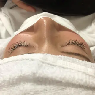 マツエク・マツパ レイヤーカット✖️ 柔らかベージュカラーのヘアスタイル