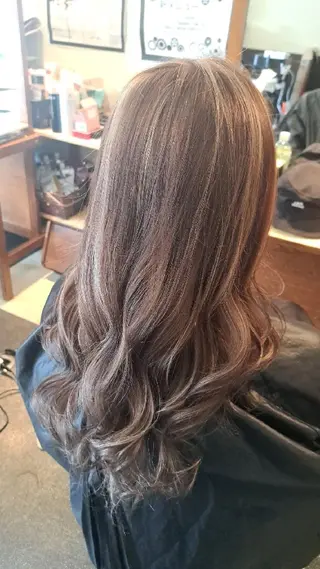 カラー グラッド ヘアーのヘアスタイル
