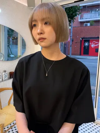 ショート カラー 透明感ベージュ/ レイヤー/ 髙橋一哉のヘアスタイル