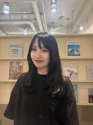 ロング カラー Poche 丸山 愛万音のヘアスタイル