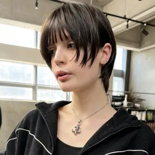 ショート ウルフ/レイヤー/ ブリーチカラーのヘアスタイル