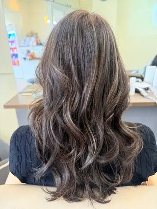 ロング カラー 鶴見 和美のヘアスタイル